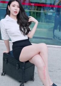 2024广州车展之正点少妇乐乐宝等高跟美腿侧记